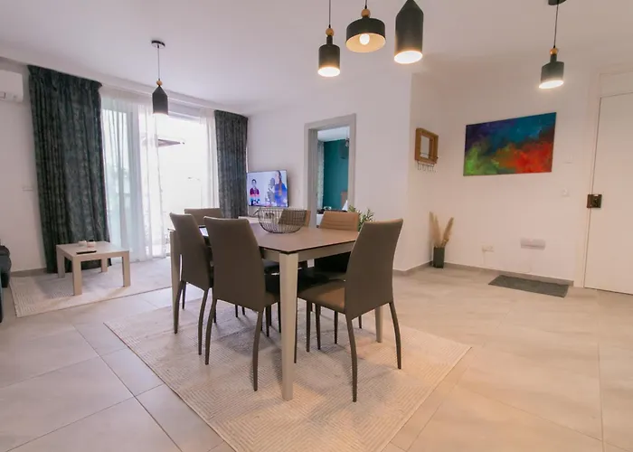 Apartamento Comfort Retreat- Short Walk To Attractions *